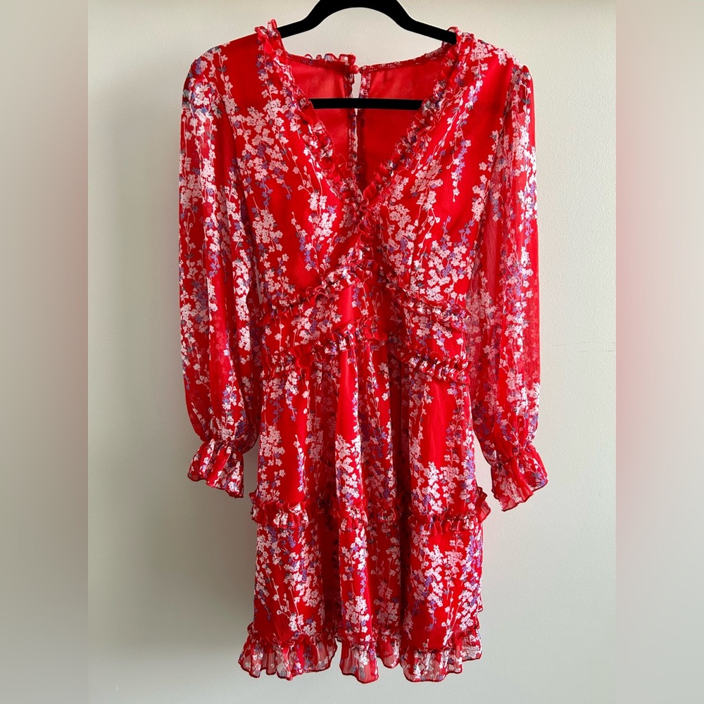 Fun, flirty, and flattering red floral V-neck, open back, long sleeve  dress🌹